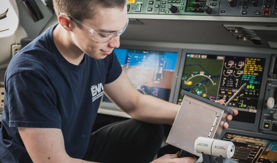 Avionique Étudiant en avionique dans un cockpit de Airbus A220
