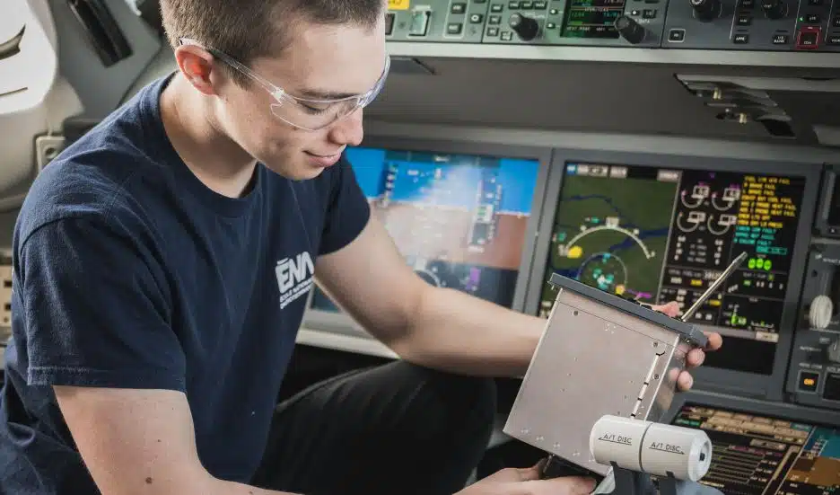 Étudiant en avionique dans un cockpit de Airbus A220